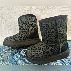 UGG Classic II Glitter Leopard Boot for Toddlers (8)